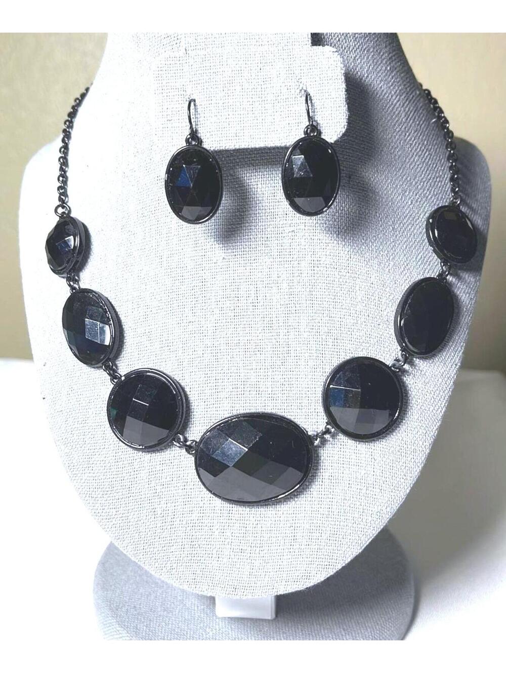 Accessory Crossing Black Necklace and Earrings Set